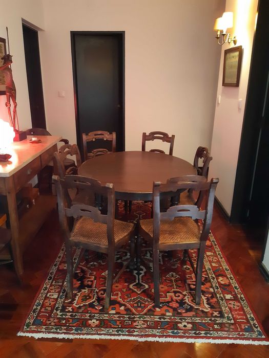Mesa e cadeiras