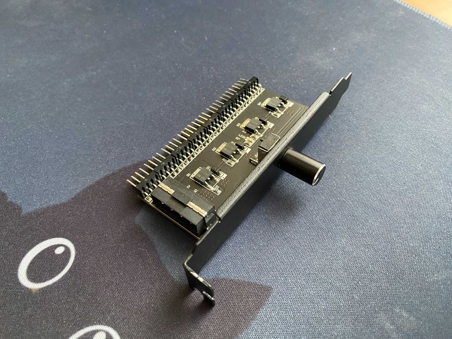 Regulator obrotów do 8 wentylatorów PWM do obudowy PC MOLEX