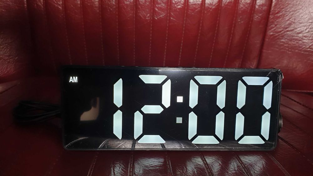 Часы электронные настольные USB чёрные SZ-810, светящиеся цифры