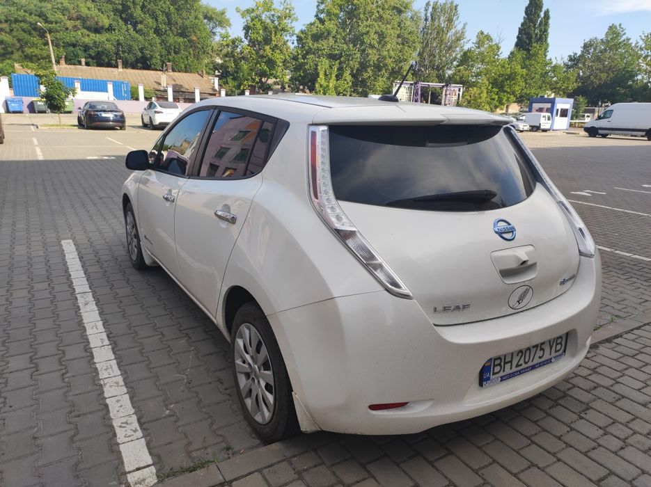 Nissan leaf 15 року