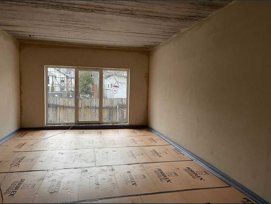 Продаж свого тауну прямо біля озера.Центральні комунікації