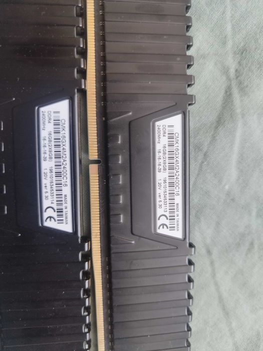 Pamięć RAM Corsair Vengeance DDR4 16GB 2400MHz.