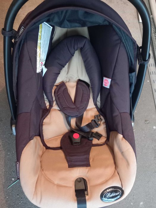 Cadeira de bebe usada a venda para desocupar.