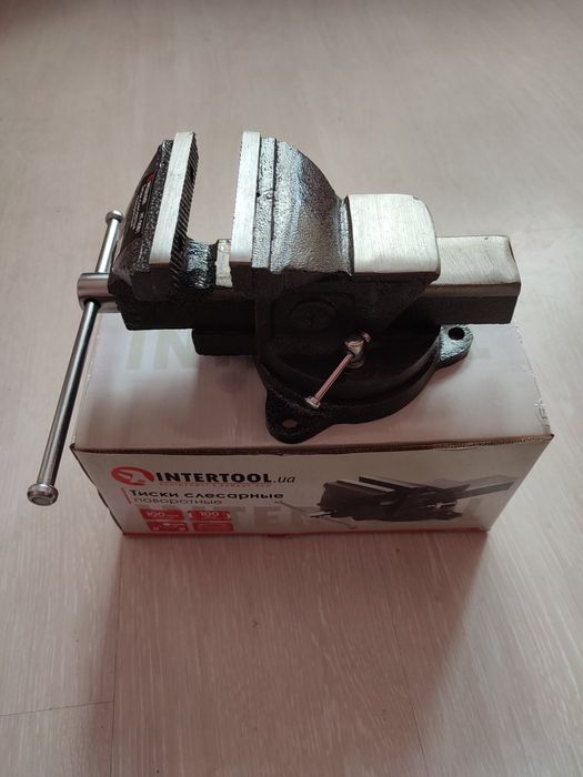 Тиски слесарные поворотные 100 мм INTERTOOL HT 0081
