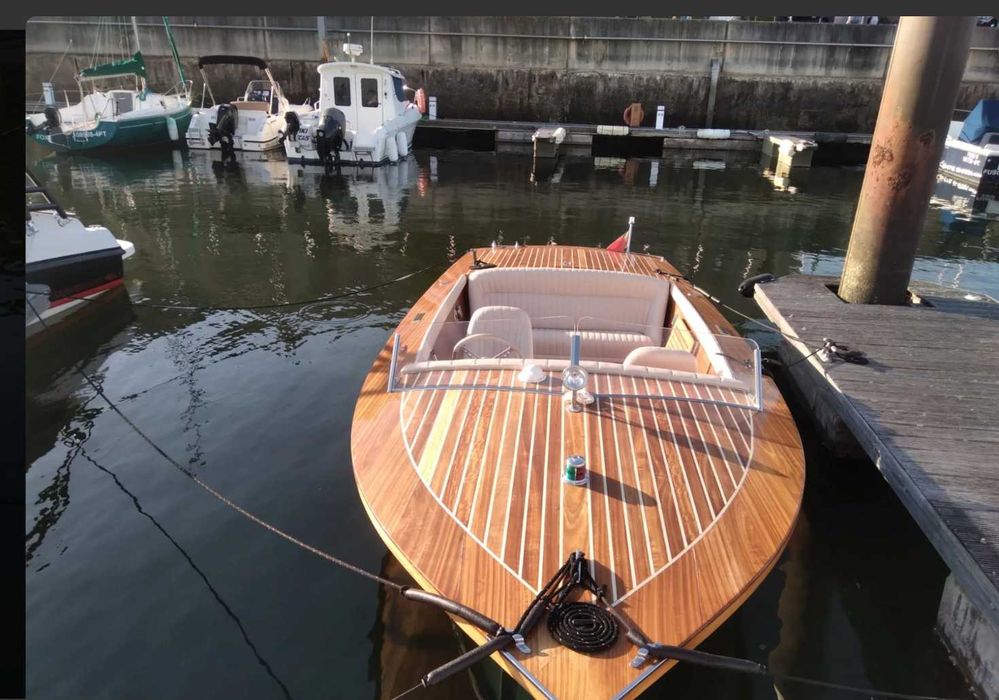 Barco de fibra e madeira motor Volvo Penta V6