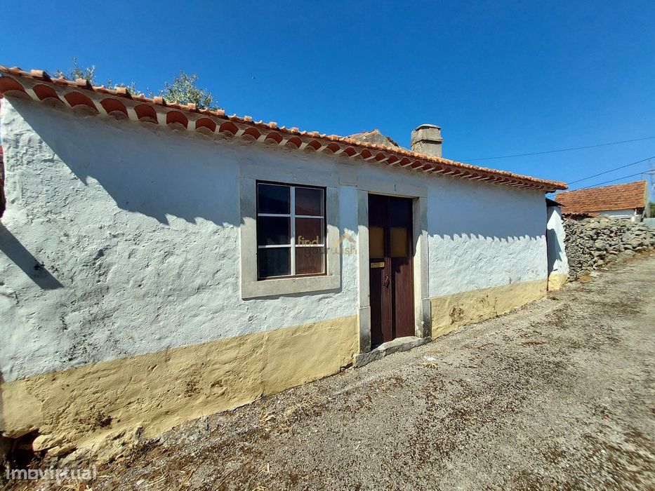 Moradia T2 para restauro — Aljubarrota, Leiria