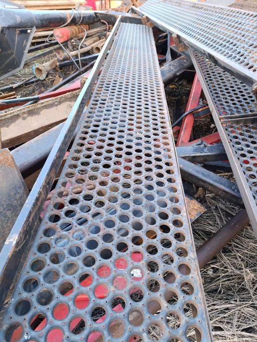 Продам сетку та проф трубу великих розмірів та товщиною 5 мм.