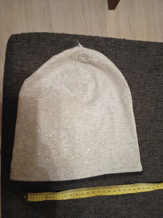 Czapka siwa z cekinami