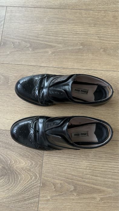 Sapatos da marca miu miu