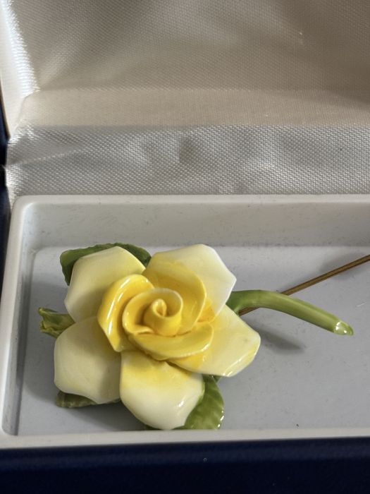 Гарна вінтажна брошка з трояндою coalport в коробочці