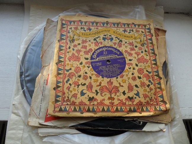 Различные пластинки для патефонов (граммофонов) и проигрывателей.