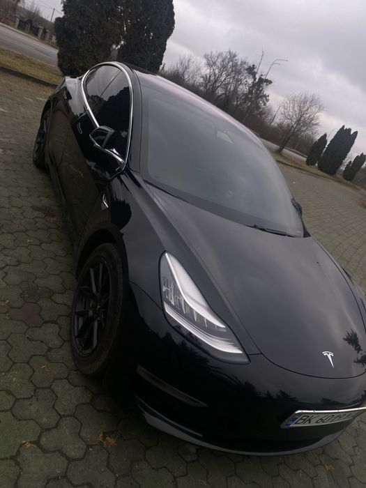 Продаж Tesla model 3