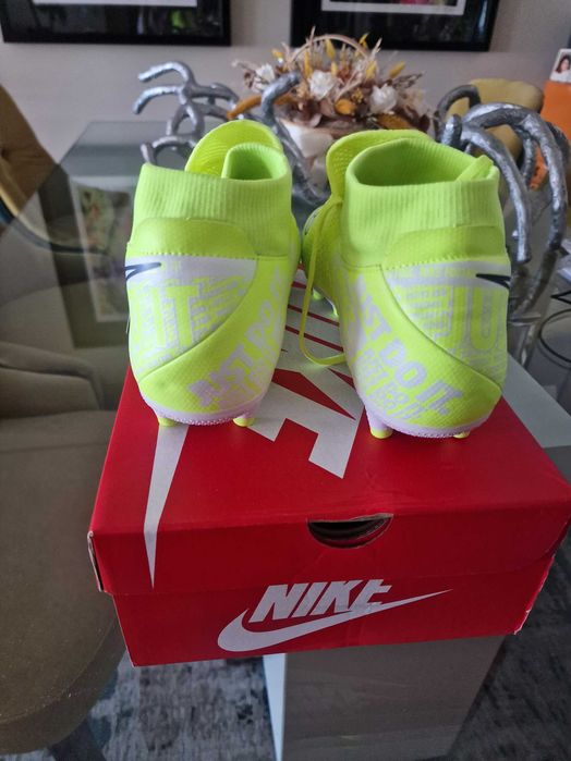 Chuteiras Nike (novas)