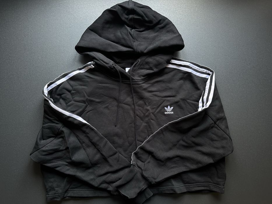 Оригінальна кофта Adidas укороченого крою.