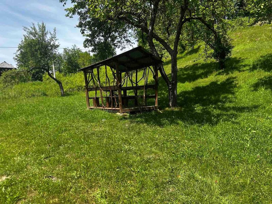 Продається старий будинок з великою земельною ділянкою