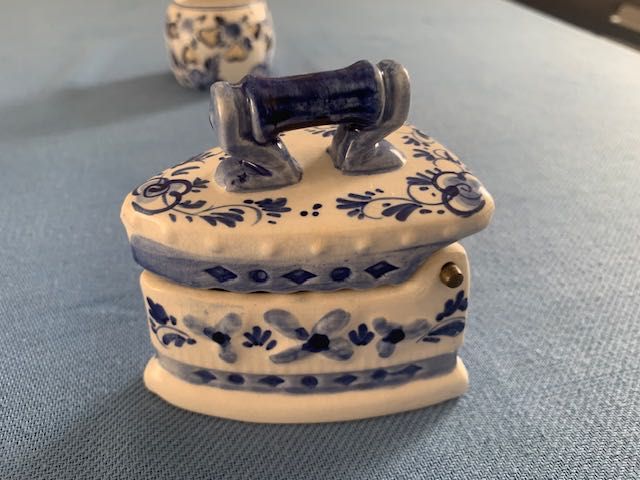 Porcelana DELFT - żelazko otwierane / pojemnik