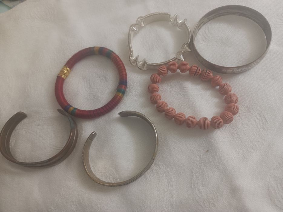 Aneis, brincos, pulseiras, impecáveis