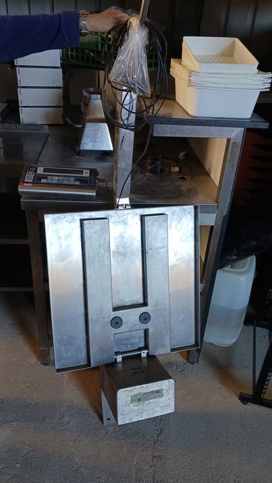 Balanças de suspensão fixas na parede.