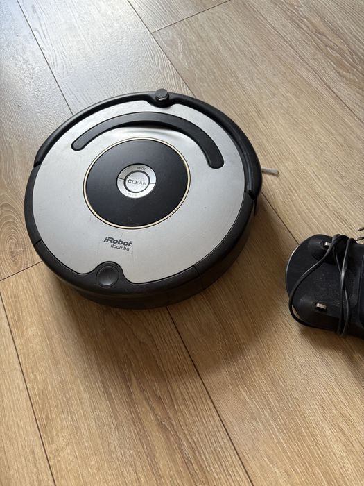 IRobot Roomba  ze stacja dokujacą.