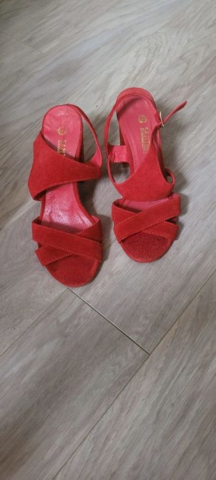 Стильні сандалі,червоного кольору.