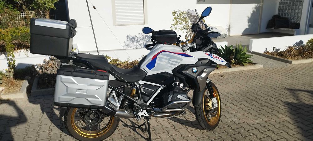 Mota impecável sempre de garagem, todas revisões feitas na marca. Sem tempo para desfrutar