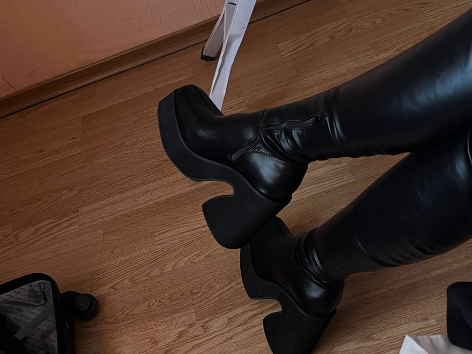 Стильні чорні ботфорти з шкірозамінника на високій підошві