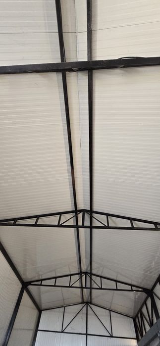 Vende se estrutura de folha sandwicheira com portão.