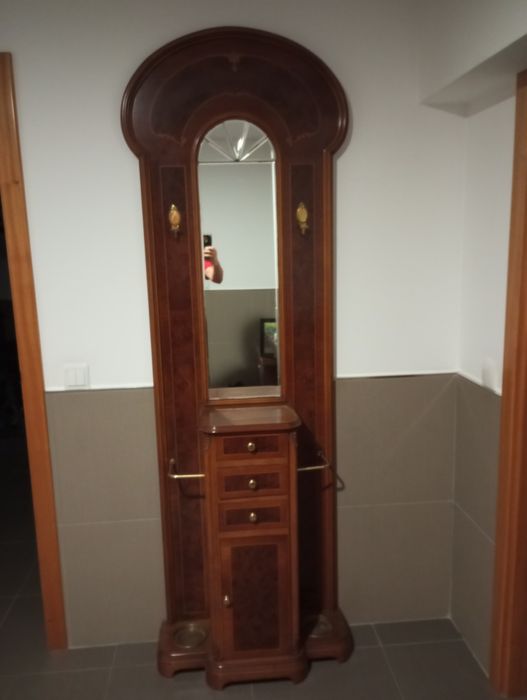 Móvel bengaleiro e chapeleiro de entrada.