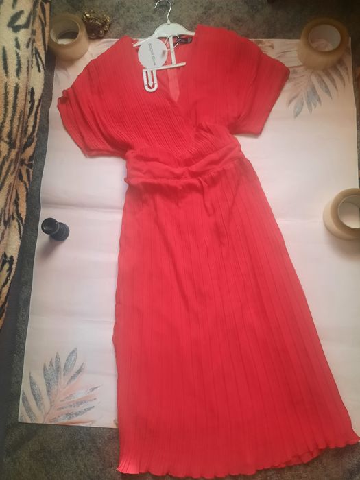 Красивейшее красное платье плиссировка.42-44.