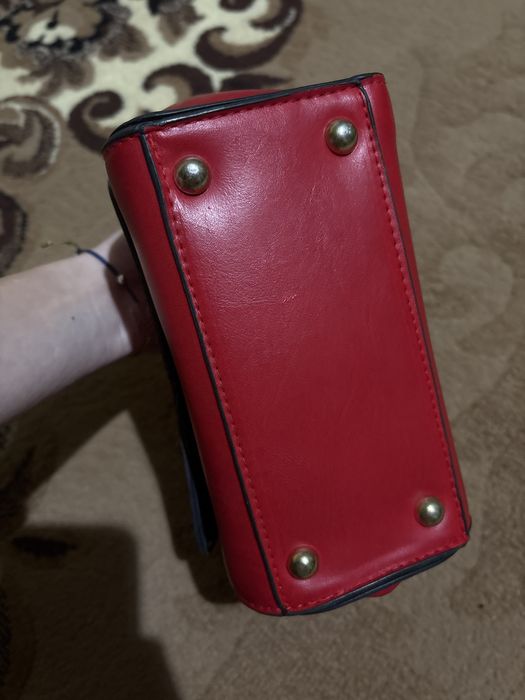 Маленьа червона сумка