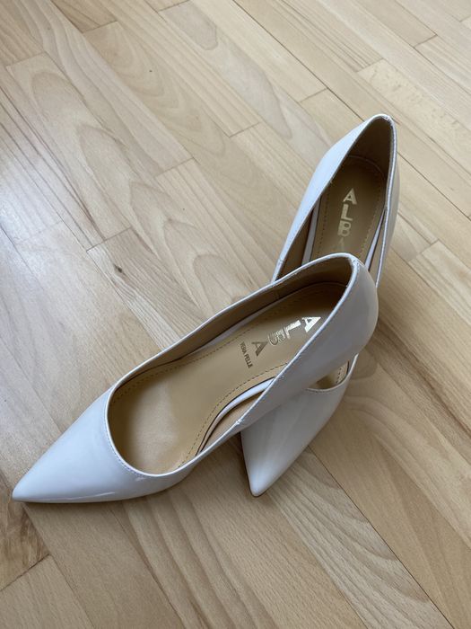 Туфлі білі дуже елегантні