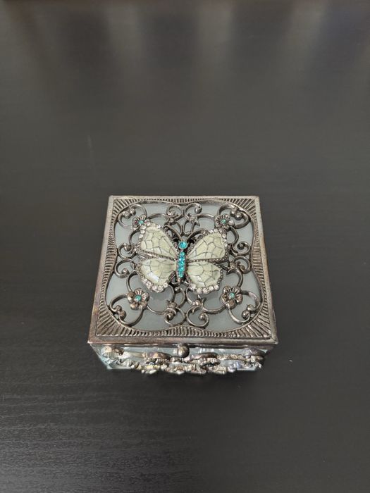 Porta-jóias vintage em vidro e metal com borboleta