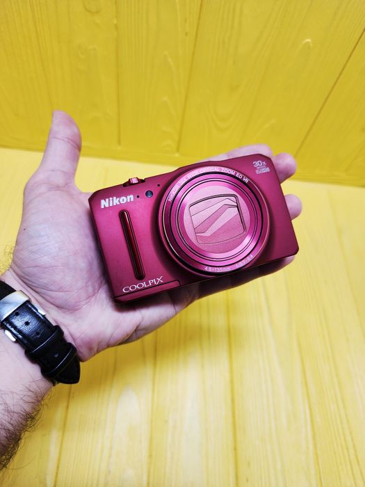 Компактный фотоаппарат Nikon Coolpix S9700 Red + SD 64Gb