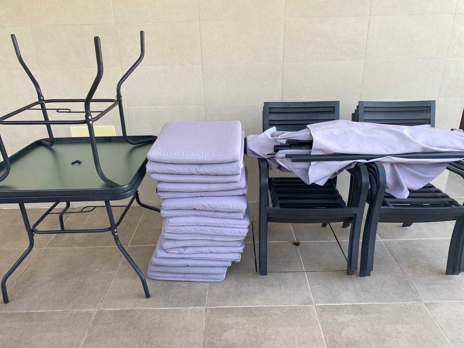 Conjunto de mesas e cadeiras de jardim