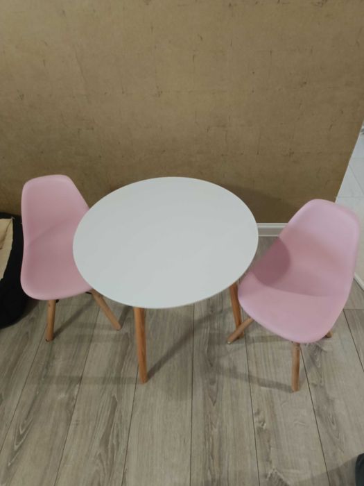 Stolik z 2 krzesełkami dla dzieci