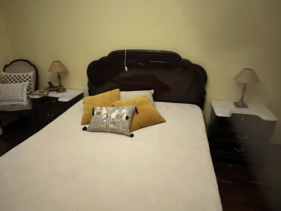 Comoda + 2 mesas cabeceira e cama madeira maciça