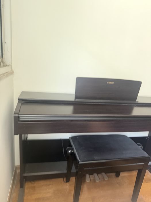 Piano Yamaha com banco