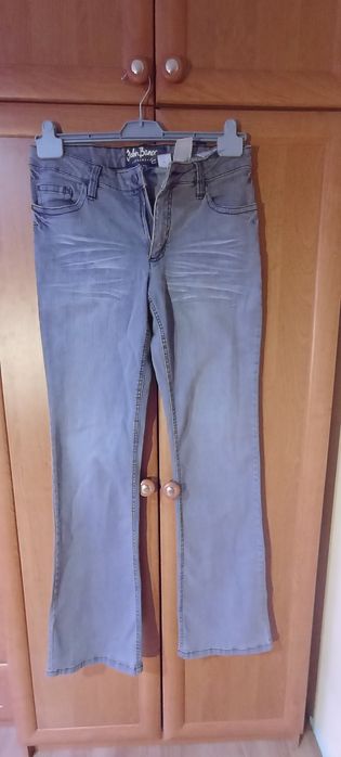 Jeansy z rozszerzoną nogawką