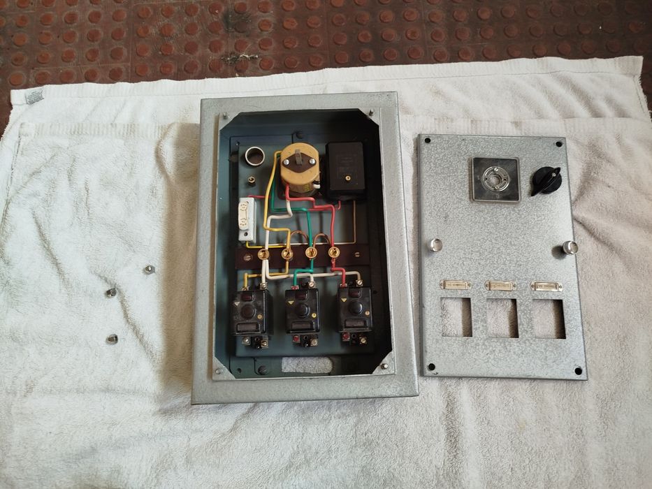 Quadro elétrico antigo completo com três disjuntores e um diferencial