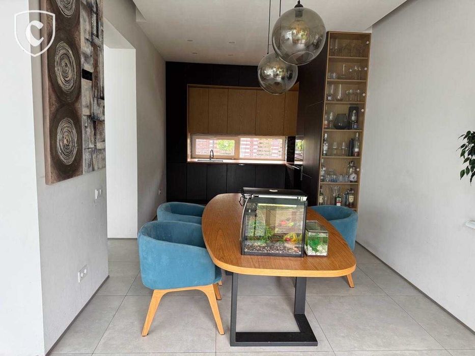 Сучасний будинок 175 м² з терасою та каміном у сосновому лісі.