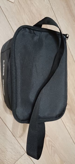 Черная сумка-холодильник с логотипами LKQ и Euro Car Parts.
Сумка имее