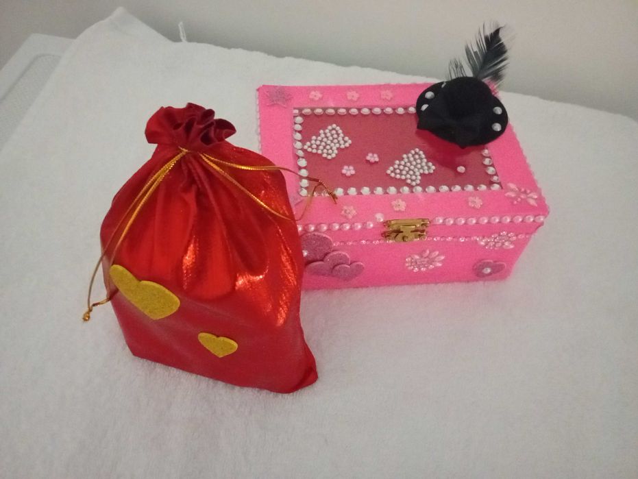 Caixa de jóias grande recheada cor de rosa