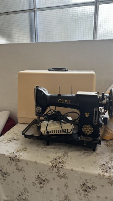 Maquina de Costura Oliva com maleta