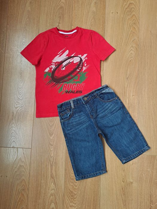 Красная футболка и синие джинсовые