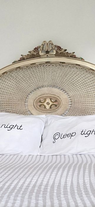 Cama e mobília de quarto