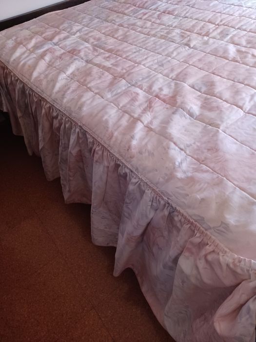 Colcha de casal,fundo cor de rosa ,com desenhos,em cetim. Como nova.