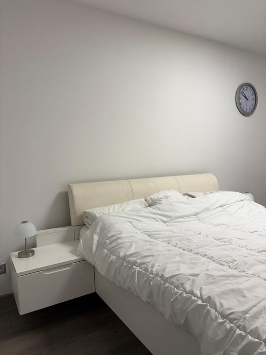 Łózko sypialniane z szafkami