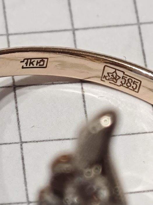 Золота каблучка, з діамантами 0.32ct, 585 проба.