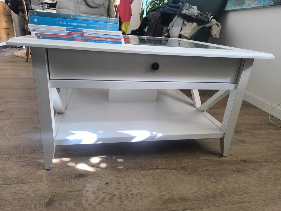 Mesa de centro com tampo de vidro e gaveta