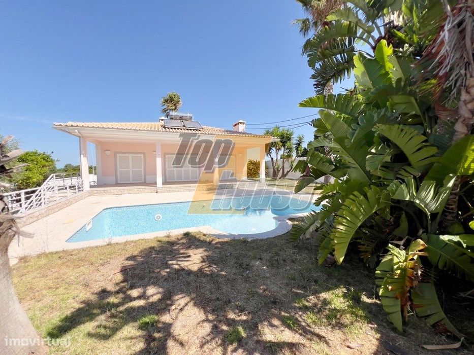 Moradia isolada V3+2 situada em Sesimbra com piscina